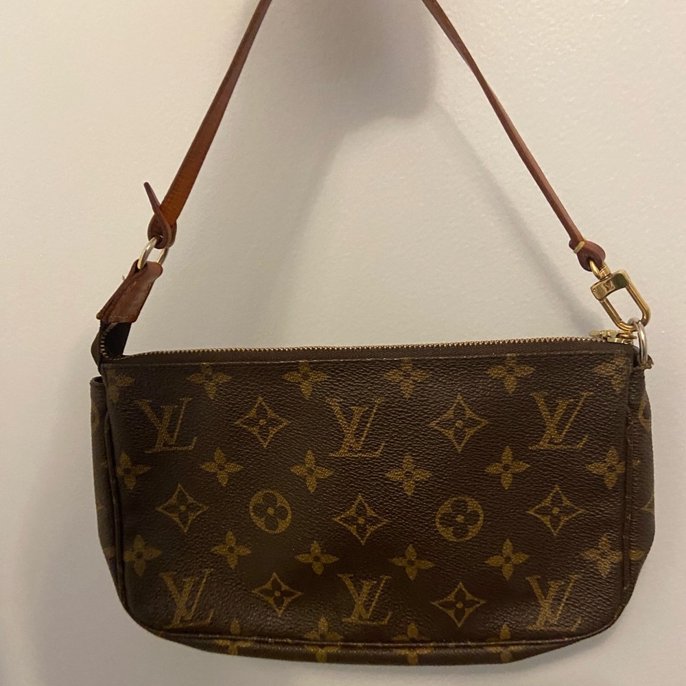 Authentic- Small Louis Vuitton Purse. Classic print.